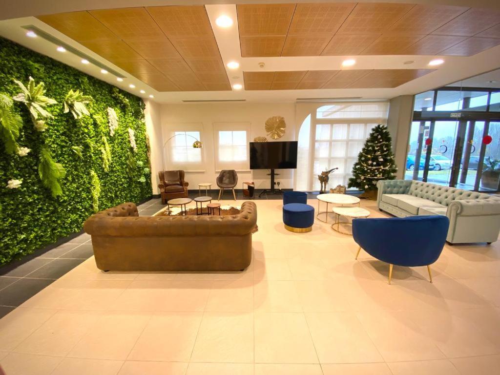 Hotel Camino Real Duenas Ngoại thất bức ảnh
